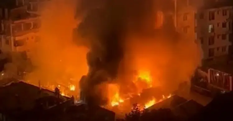 তুরাগে বস্তিতে আগুন, নিয়ন্ত্রণে ৫ ইউনিট