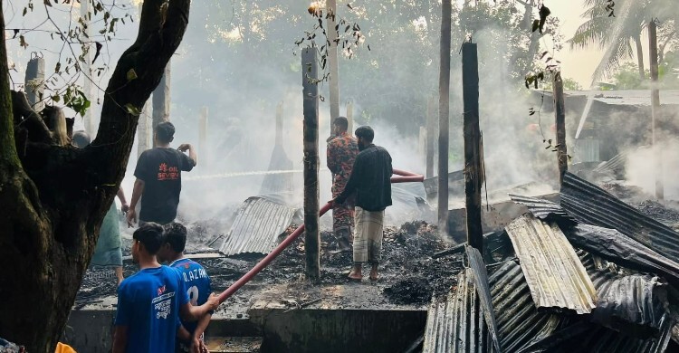 বোয়ালখালীতে আগুনে পুড়লো ৫ বসতঘর