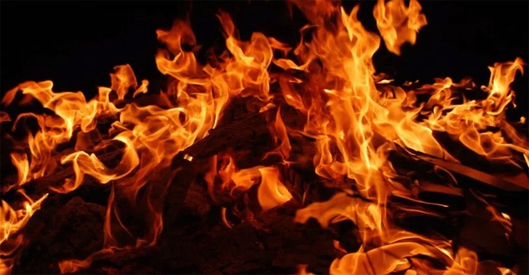 হালিশহরে বস্তিতে আগুন, কাজ করছে ফায়ার সার্ভিস