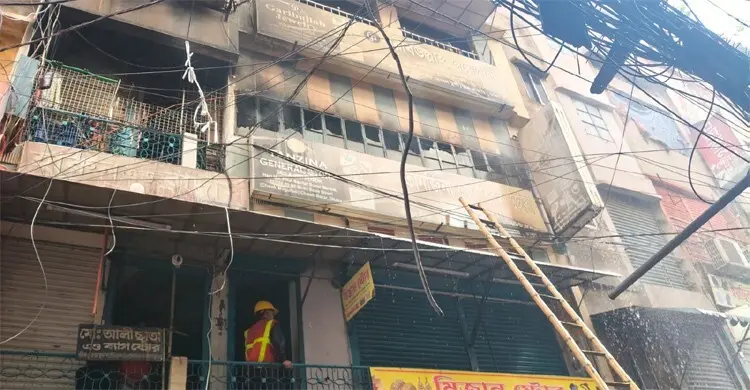 চকবাজারের আশিক টাওয়ারের আগুন নিয়ন্ত্রণে