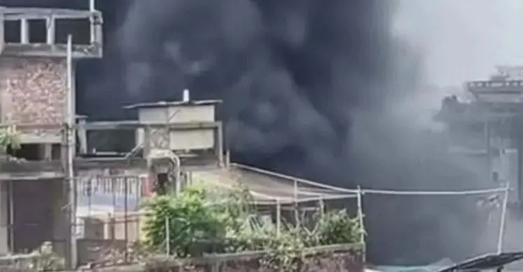 কামরাঙ্গীরচরে জুতার কারখানার আগুন নিয়ন্ত্রণে 