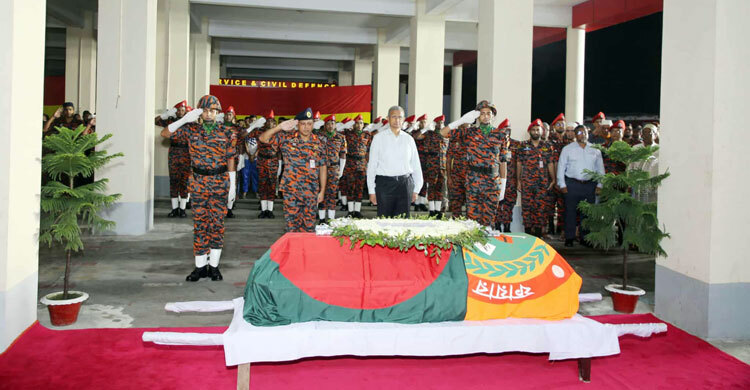সহকর্মীদের শেষ শ্রদ্ধায় ফায়ার ফাইটার নুরুল হুদার জানাজা