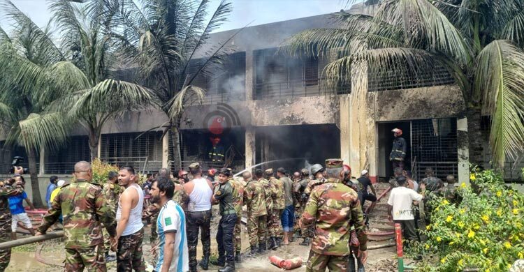 উত্তরায় প্রশিক্ষণ বিমান বিধ্বস্ত, নিয়ন্ত্রণে ৮ ইউনিট