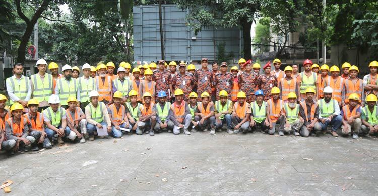 ঝুঁকি মোকাবিলায় নির্মাণ শ্রমিকদের প্রশিক্ষণ দিলো ফায়ার সার্ভিস