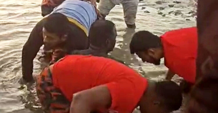 চোরাবালিতে আটকে পড়া শ্রমিককে উদ্ধার করলো ফায়ার সার্ভিস