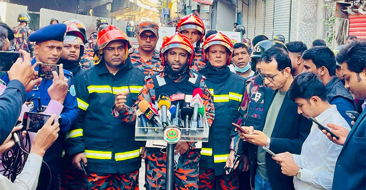 ধোঁয়ায় আচ্ছন্ন চারপাশ, বাধাগ্রস্ত হচ্ছে আগুন নেভানোর কাজ