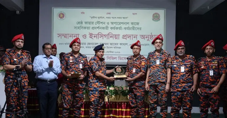সাহসিকতার স্বীকৃতি পেলেন ফায়ার সার্ভিসের ৪০ কর্মকর্তা-কর্মচারী