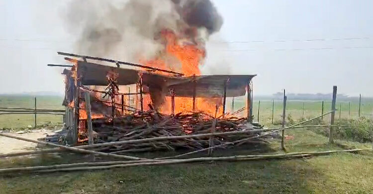 প্রশাসনের সামনেই জলমহালের খলায় আগুন