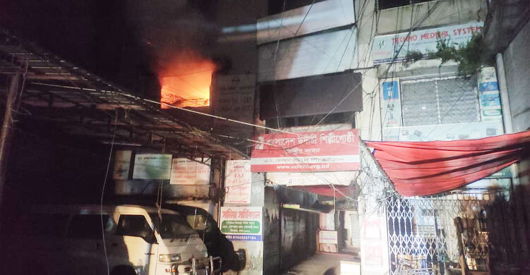 ঢাকায় উদীচীর কার্যালয়ে আগুন নিভলো আধা ঘণ্টা পর