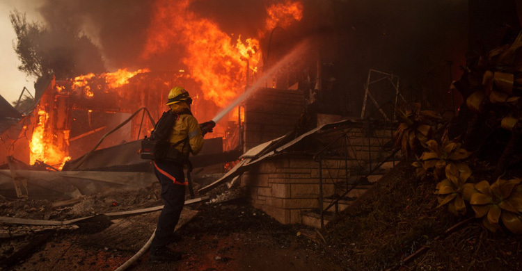 লস অ্যাঞ্জেলেসে ঝড়ো বাতাসের পূর্বাভাস, আরও ভয়ংকর হতে পারে দাবানল