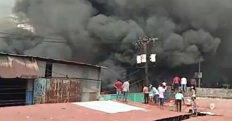 কেরানীগঞ্জে গ্যাস লাইটার কারখানায় আগুন