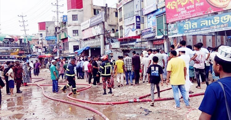 সোনারগাঁয়ে শপিংমলে আগুন
