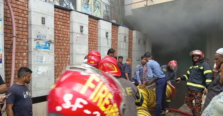 সোনারগাঁয়ে শপিংমলে আগুন