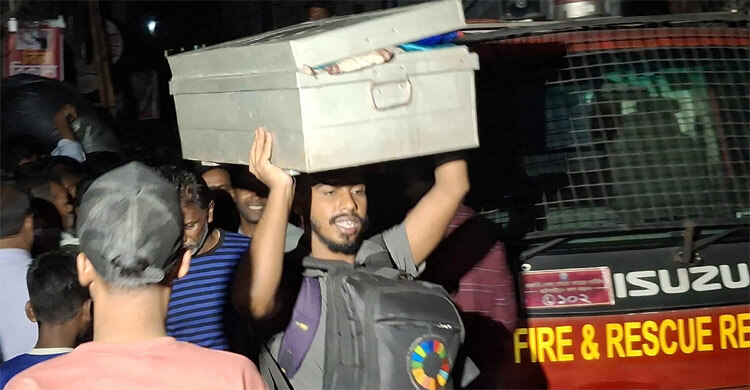 টিভি-ফ্রিজসহ মূল্যবান জিনিস সরিয়ে নিচ্ছেন বস্তিবাসী