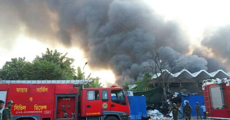 কার্গো ভিলেজের আগুন নিয়ন্ত্রণে কাজ করছে ফায়ার সার্ভিসের ৩৭ ইউনিট