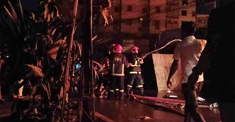 দুই ঘণ্টার চেষ্টায় নিয়ন্ত্রণে খিলগাঁওয়ের ভয়াবহ আগুন