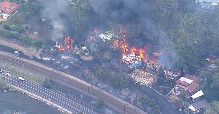 অস্ট্রেলিয়ার পর ভয়াবহ অবস্থা নিউজিল্যান্ডে: দমকলকর্মীর মৃত্যু, পরিস্থিতি অবনতির শঙ্কা