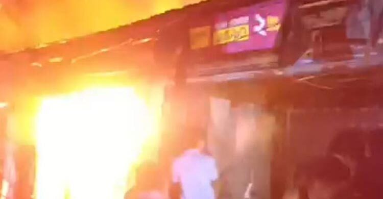 ফটিকছড়িতে ভয়াবহ আগুনে ৮ দোকান পুড়ে ছাই