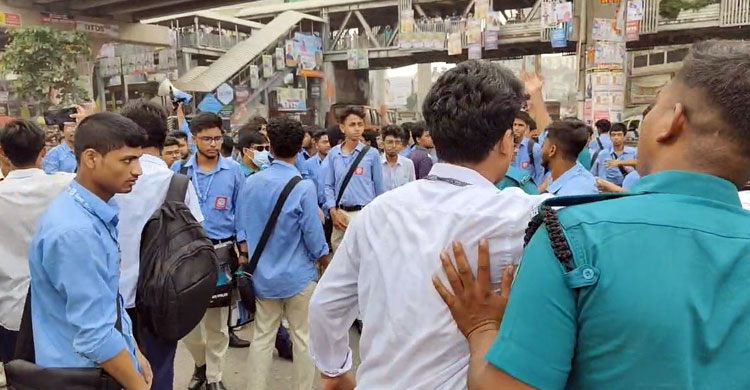 নিরাপদ সড়কের দাবিতে আটকে দেওয়া হলো ফার্মগেট সড়ক