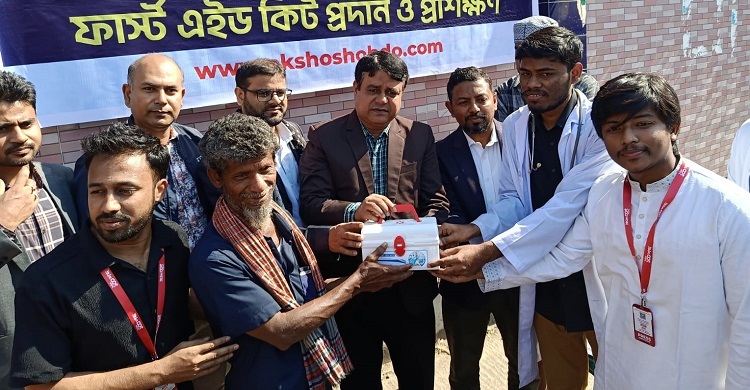 রাজধানীতে রিকশাচালকদের মধ্যে বিনামূল্যে ফার্স্ট এইড কিট বিতরণ