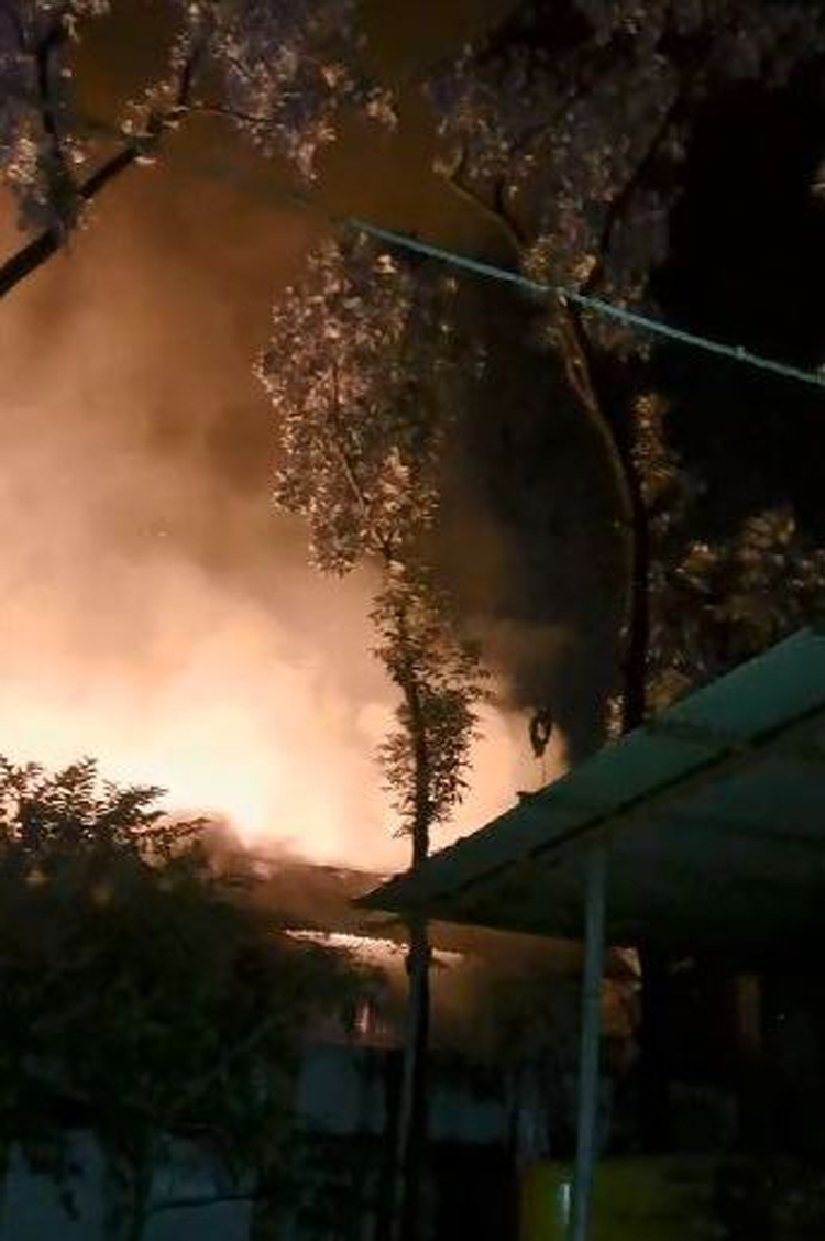 গাজীপুরে আগুনে পুড়লো কলোনির অর্ধশত ঘর