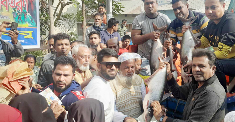 বিজয় দিবসে ৭০ হাজার পাঙাশ বিতরণ করলেন প্যানেল মেয়র