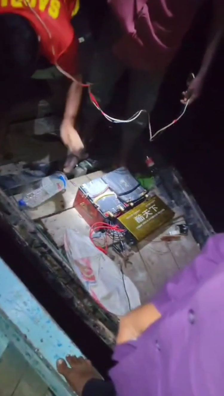 নদীতে ইলেকট্রিক শক দিয়ে মাছ শিকার, দুই জেলেকে জরিমানা