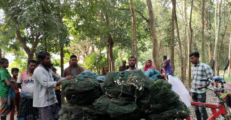 মাগুরায় আড়বাঁধসহ চায়না জাল পুড়িয়ে ধ্বংস