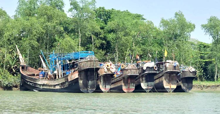 সমুদ্রে নিষেধাজ্ঞা থাকায় ঘাটে নোঙ্গর করে রাখা হয়েছে শত শত নৌকা-ট্রলার