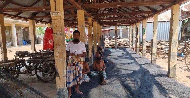 সমুদ্রে নিষেধাজ্ঞা থাকায় ঘাটে নোঙ্গর করে রাখা হয়েছে শত শত নৌকা-ট্রলার