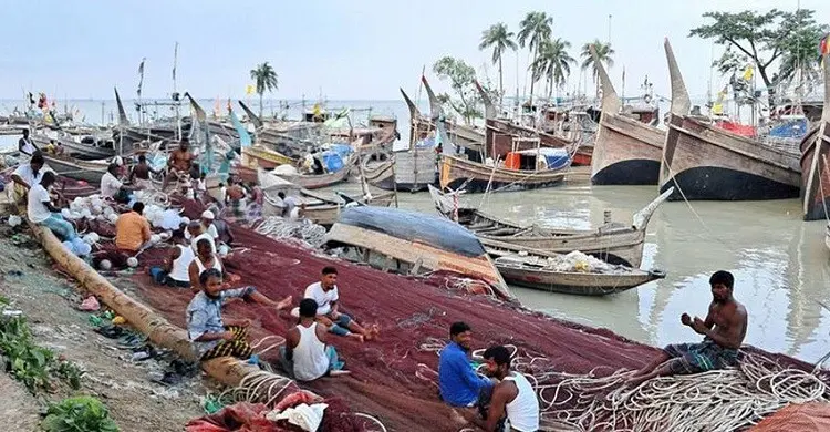 মাঝরাত থেকে শুরু সাগরে মাছ ধরায় ৫৮ দিনের নিষেধাজ্ঞা