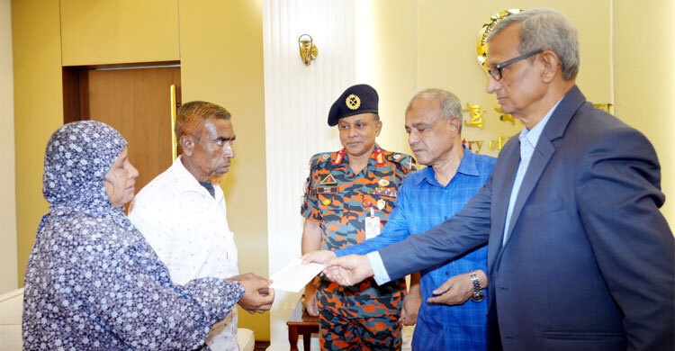 ফায়ারফাইটার নয়নের পরিবারকে আরও পাঁচ লাখ টাকা অনুদান