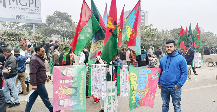 উৎসবমুখর ৩০০ ফিটে পতাকা বিক্রেতাদের পোয়াবারো