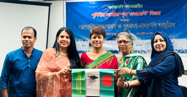 এভারেস্ট বিজয়ী বাংলাদেশি নিম্নির পতাকা প্রত্যার্পণ
