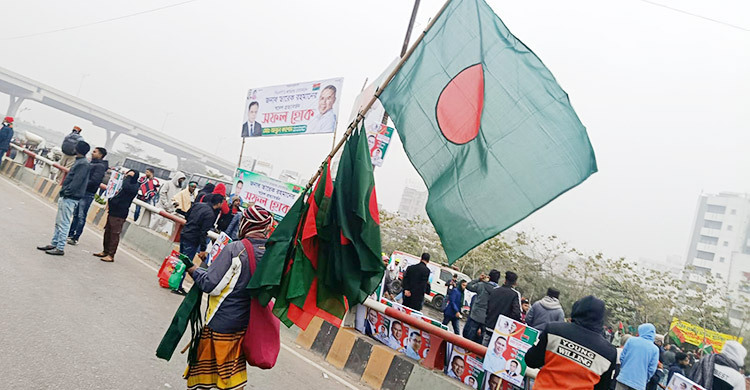 উৎসবমুখর ৩০০ ফিটে পতাকা বিক্রেতাদের পোয়াবারো