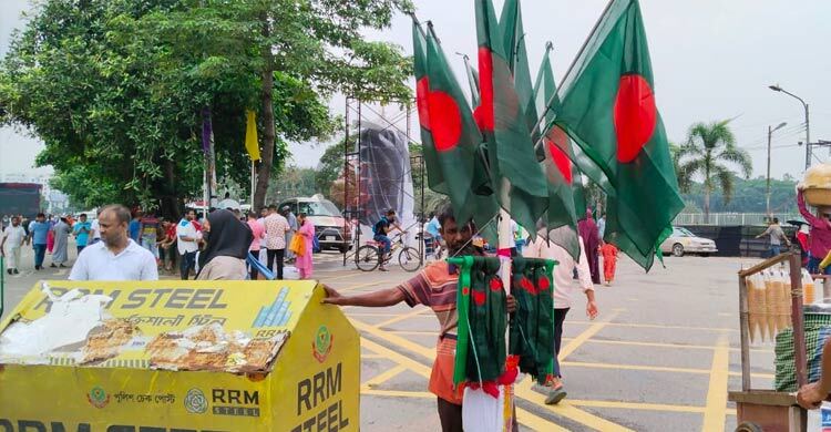 জুলাই ঘোষণাপত্র পাঠ ঘিরে বেশি দামে বিক্রি হচ্ছে জাতীয় পতাকা