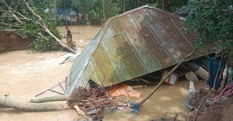 মুহুরী নদীর বাঁধ ভেঙে প্লাবিত গ্রাম, ঘর হারিয়ে দিশেহারা নুরুল