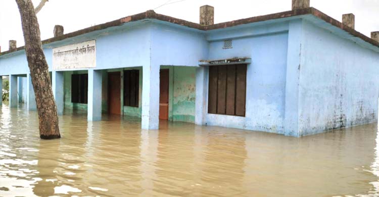 জামালপুরে পানিবন্দি লক্ষাধিক মানুষ, ২১৪ শিক্ষাপ্রতিষ্ঠান বন্ধ