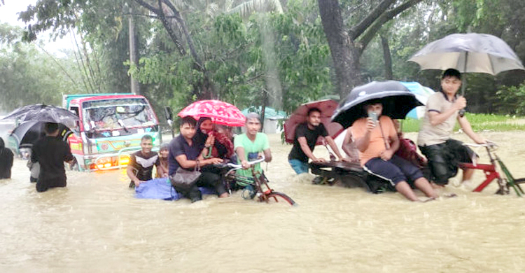 কক্সবাজারে পানিবন্দিদের জন্য বোট-খাবার পাঠালো নৌবাহিনী