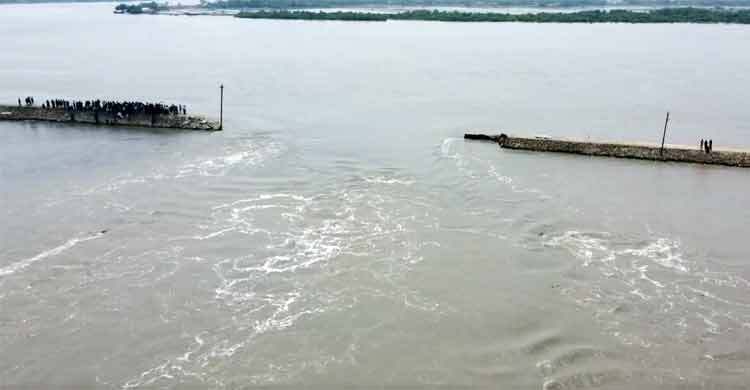 বেড়িবাঁধ ভেঙে ৫০০ চিংড়ি ঘের প্লাবিত, ক্ষতি সাড়ে ১৩ কোটি টাকা