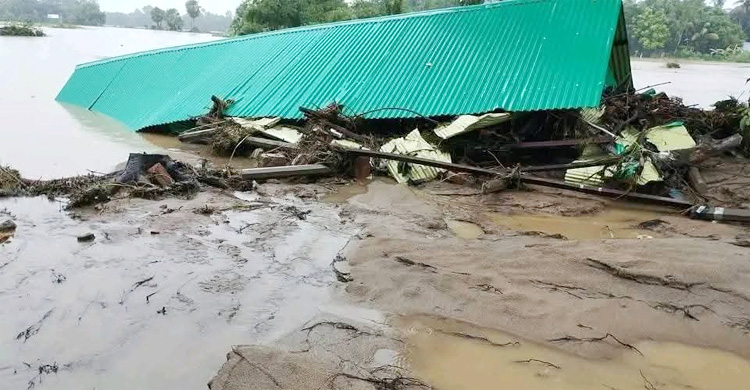 পানি কমতে বেরিয়ে আসছে বন্যার ক্ষত