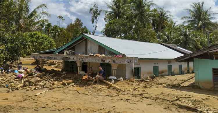 খাবার ফুরিয়ে আসছে-নেই ইন্টারনেট, ইন্দোনেশিয়ায় বন্যায় ক্ষতিগ্রস্ত ১৪ লাখ মানুষ