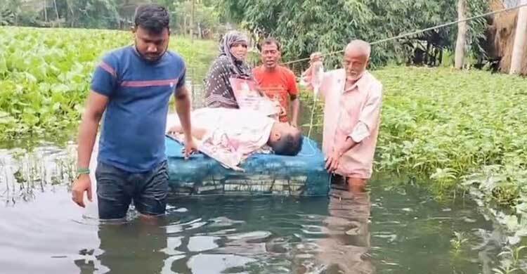 বন্যায় ডুবেছে গ্রাম, ভেলায় শুইয়ে রোগীকে নেওয়া হচ্ছে হাসপাতালে