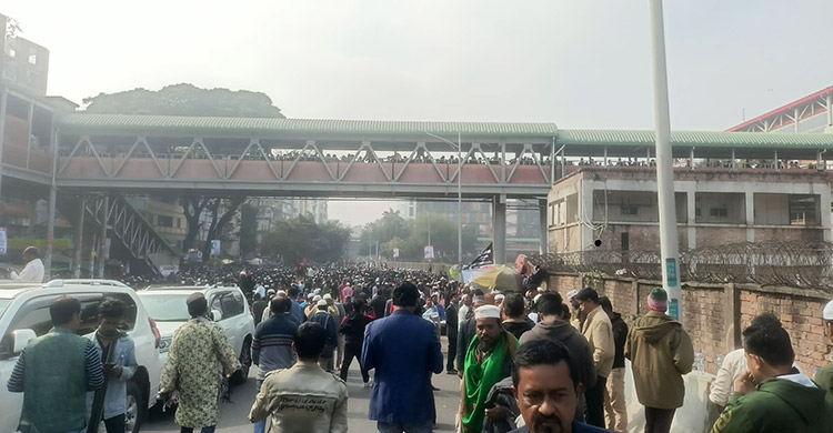 কানায় কানায় পূর্ণ মানিক মিয়া অ্যাভিনিউ-ফার্মগেট, উড়ালসড়কেও মানবঢল