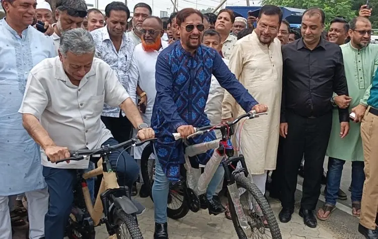 দেশের প্রথম সাইকেল ট্র্যাকের উদ্বোধনী অনুষ্ঠানে প্রধান অতিথি ছিলেন অর্থমন্ত্রী আমির খসরু মাহমুদ চৌধুরী
