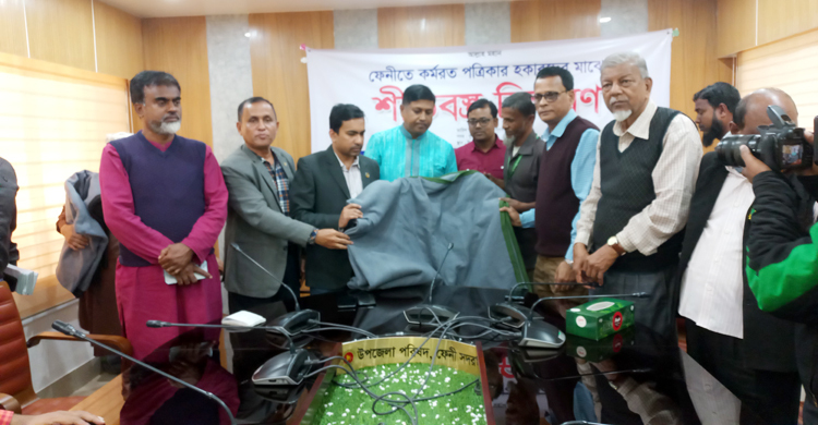 শীতবস্ত্র পেয়ে আপ্লুত ৬০ পত্রিকা বিপণনকর্মী