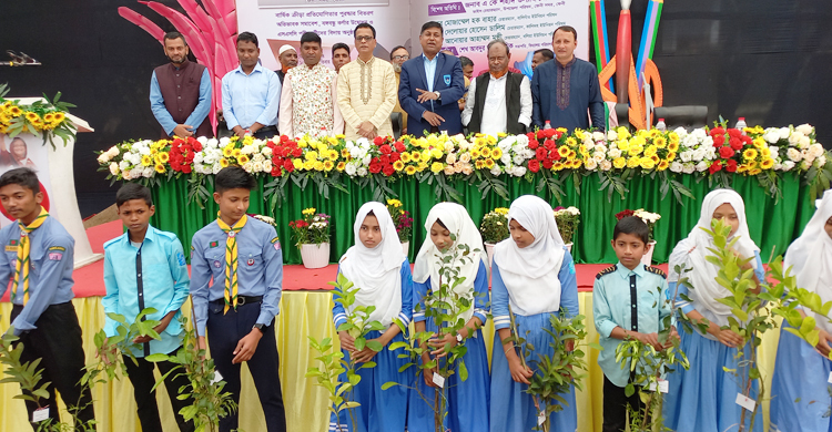 পুরস্কার হিসেবে ৭০০ গাছ পেলেন শিক্ষার্থীরা