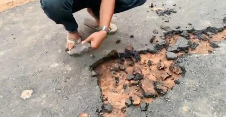 হাতের টানেই উঠে যাচ্ছে সড়কের কার্পেটিং