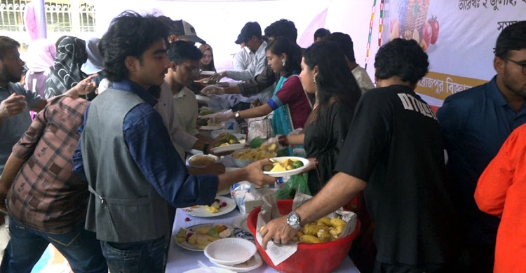 পিরোজপুর বিজ্ঞান ও প্রযুক্তি বিশ্ববিদ্যালয়ে ফল উৎসব