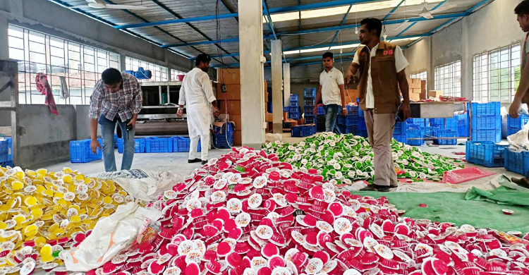 ভেজাল স্যালাইনসহ খাদ্যপণ্য জব্দ, ম্যানেজার আটক